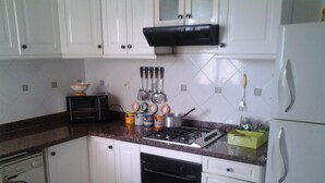 Appartement, 2 chambres | Cuisine privée | Grand réfrigérateur, four, plaque de cuisson