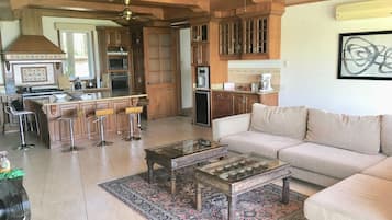 Smart TV, chimenea, futbolito y impresora