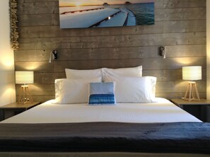 Chaumière, 1 chambre, vue sur la piscine | 1 chambre, décor unique, ameublement unique, bureau