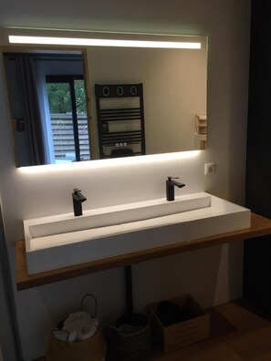 Een douche, een haardroger, handdoeken
