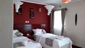 Escritorio, sistema de insonorización, wifi gratis y ropa de cama