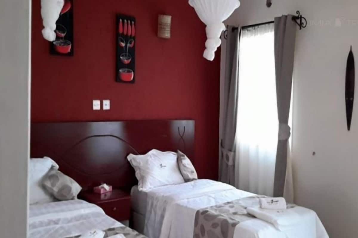 Een bureau, geluiddichte muren, gratis wifi, beddengoed