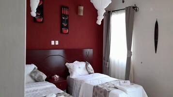 Desk, soundproofing, free WiFi, bed sheets