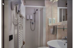 Articles de toilette gratuits, sèche-cheveux, serviettes fournies