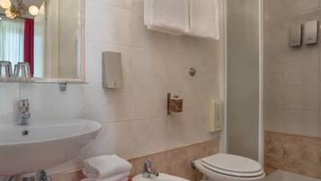 Camera quadrupla | Bagno | Set di cortesia gratuito, asciugacapelli, asciugamani