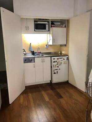 開放式客房, 1 張標準雙人床, 非吸煙房 | 私人小型廚房 | 雪櫃、微波爐、爐具、廚房用具/餐具/器皿