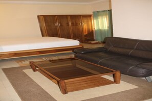 Premium bedding, minibar, desk, blackout curtains - Maison D Hote Villy (Ouagadougou)