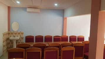 Frühstück, Mittagessen, Abendessen, lokale und internationale Küche