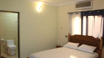 Ropa de cama de alta calidad, minibar, escritorio y cortinas opacas