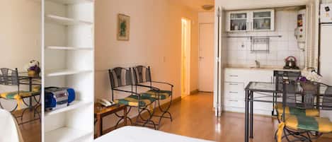 Estudio, 1 cama matrimonial, para no fumadores | Área de sala de estar | Televisión de pantalla plana