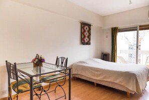 Tabla de planchar con plancha, wifi gratis y ropa de cama 