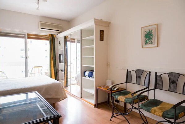 Tabla de planchar con plancha, wifi gratis y ropa de cama