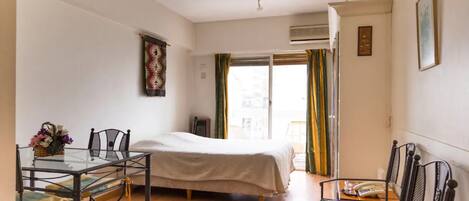 Studio, 1 Double Bed, Non Smoking | Iron/ironing board, free WiFi, bed sheets