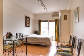 Estudio, 1 cama matrimonial, para no fumadores | Tabla de planchar con plancha, wifi gratis y ropa de cama 