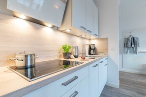 Kjøleskap, ovn, oppvaskmaskin og kaffetrakter/tekoker