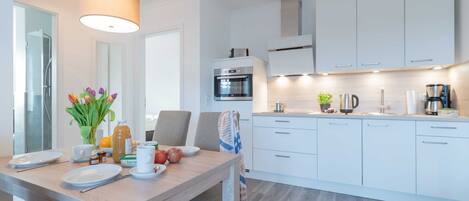 Kjøleskap, ovn, oppvaskmaskin og kaffetrakter/tekoker