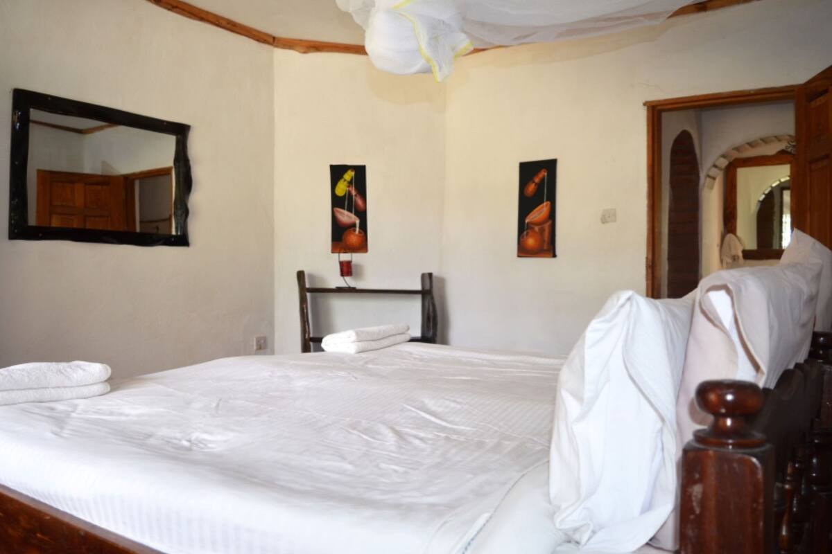 Classic Apartment | Select Comfort beds, laptop workspace, WiFi (free), bed sheets