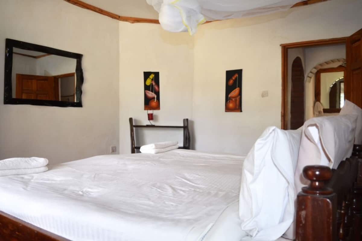 Classic Apartment | 2 bedrooms, Select Comfort beds, laptop workspace, free WiFi