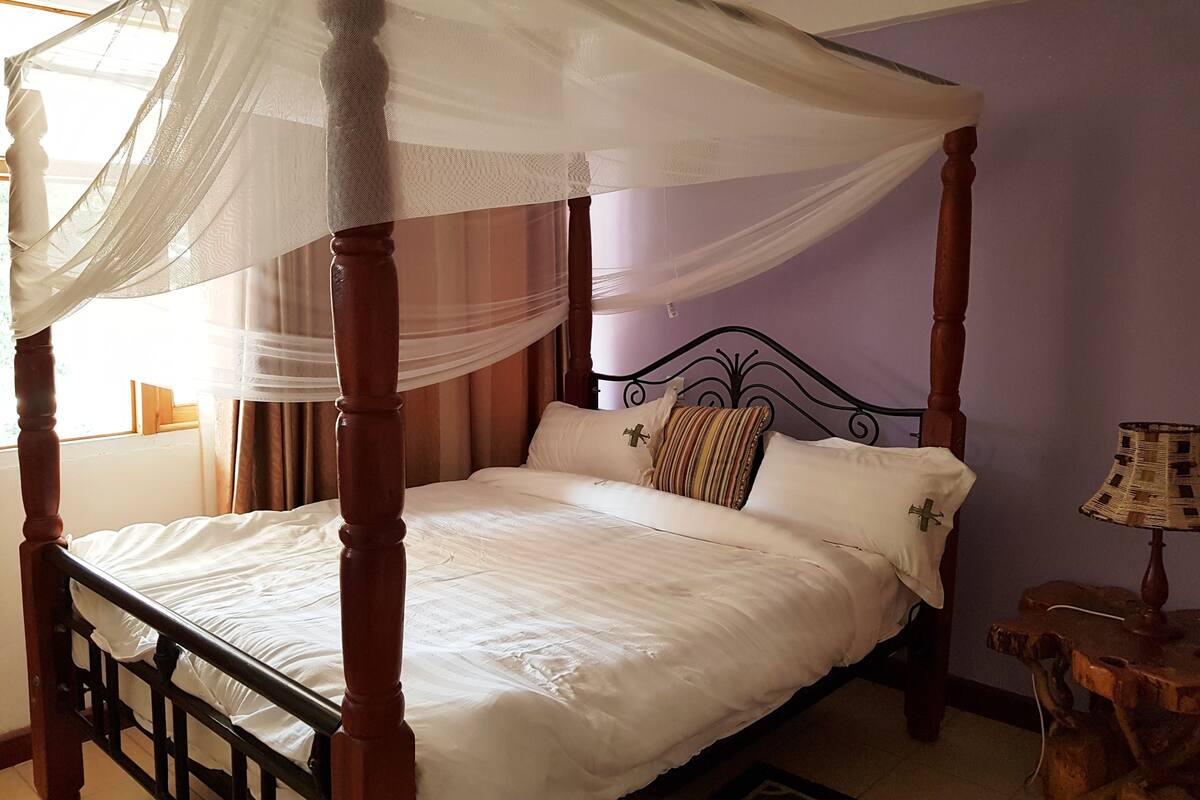 Deluxe Cottage | Select Comfort beds, laptop workspace, WiFi (free), bed sheets