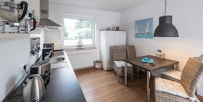 Fridge, oven, dishwasher, electric kettle - Diekhuus Arngast, Apartment Butendiek - Apartment Butendiek in the Diekhuus (Varel)