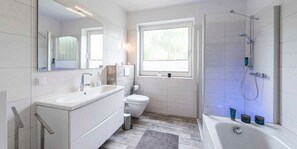 Hair dryer, towels, soap, toilet paper - Diekhuus Arngast, Apartment Butendiek - Apartment Butendiek in the Diekhuus (Varel)