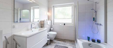 Regadera, secadora de cabello, toallas, jabón