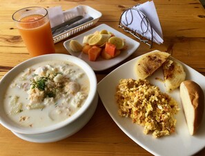 Tägliches inbegriffenes einheimisches Frühstück