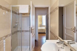 Chambre Double, salle de bains privée (Ultima) | Salle de bain | Douche, articles de toilette gratuits, sèche-cheveux, bidet