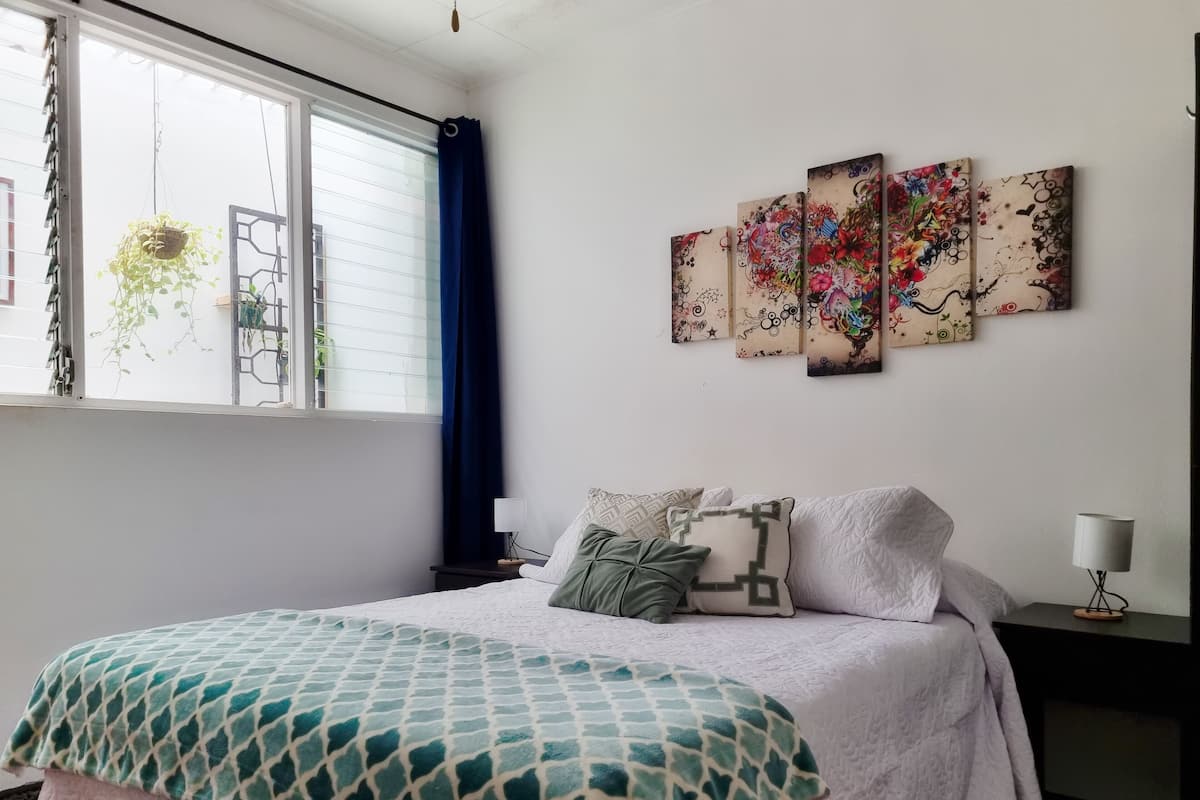 Quarto casal standard, banheiro privativo | 1 quarto, roupas de cama premium, individualmente decorados