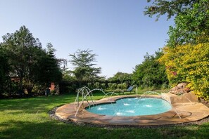 Outdoor pool, pool umbrellas, sun loungers - Punda Milias Lodge (Nakuru)