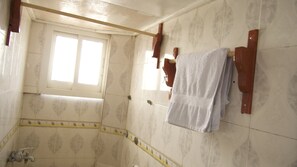 Buồng tắm vòi sen, máy sấy tóc, khăn tắm
