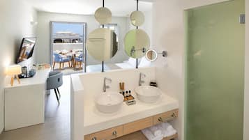 Deluxe Double Room, Jetted Tub (Balcony) | Bathroom