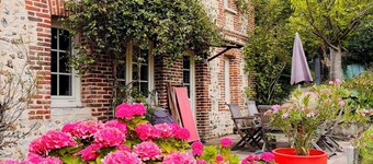 Charming house of 90 m², enclosed garden 1100m2, 10 minutes' walk from the pool