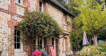 Charming house of 90 mÂČ, enclosed garden 1100m2, 10 minutes' walk from the pool