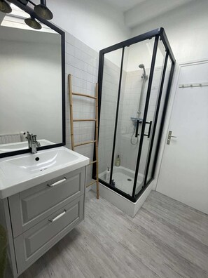 シャワー、ヘアドライヤー、タオル、石鹸