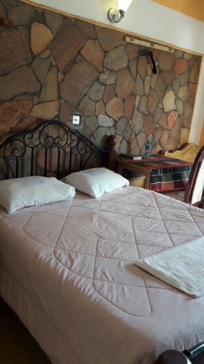 Desk, free WiFi, bed sheets - Marlin Guest Resort (Nakuru)