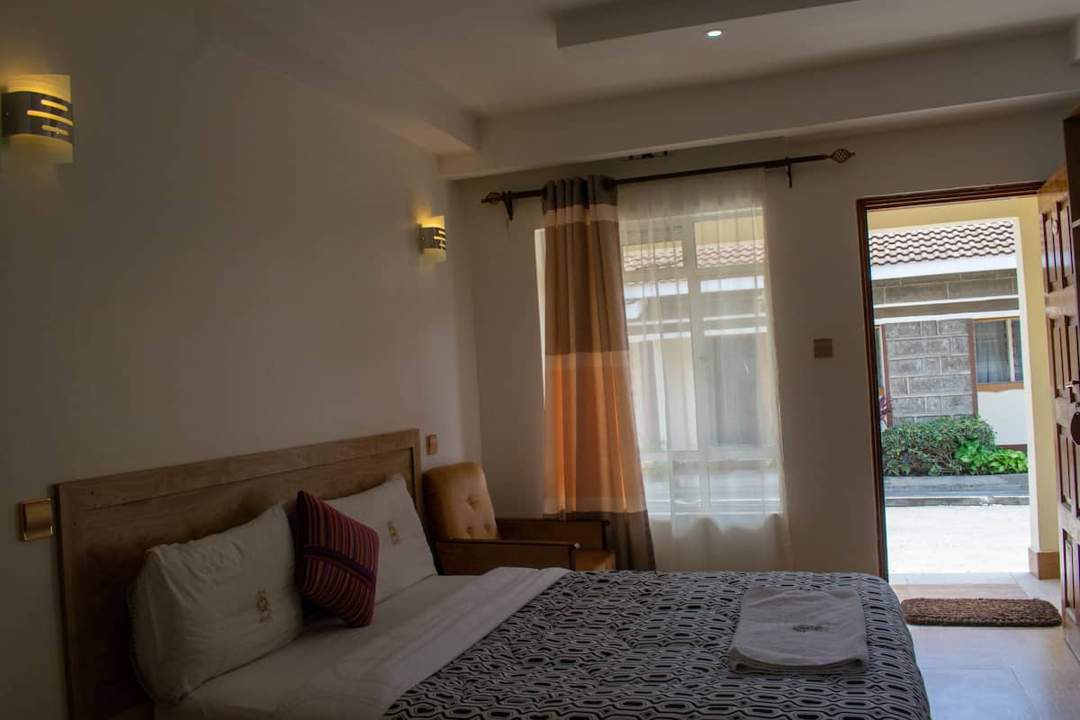 Habitación Deluxe doble | Escritorio, cortinas opacas, tabla de planchar con plancha y wifi gratis