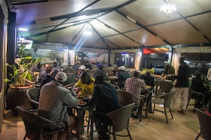 Café da manhã, almoço e jantar; culinária local