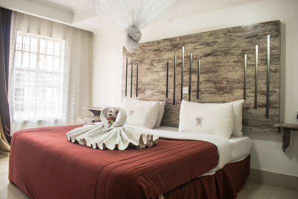 Suite executiva | Escriptori, cortines opaques, planxa i posts de planxar i wifi gratuïta