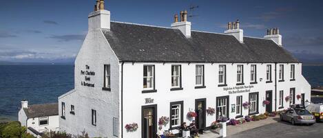 Vista frontal de la propiedad