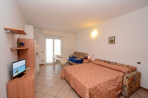 Basic Studio, Sea View