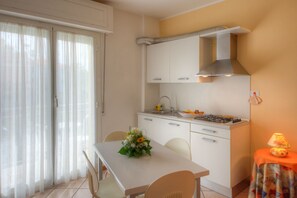 Perusstudio, merinäköala | Yksityinen keittiö | Jääkaappi, liesi, keittoastiat/astiat/ruokailuvälineet
