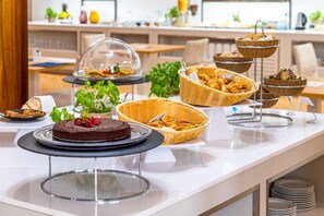 Tägliches inbegriffenes kontinentales Frühstück