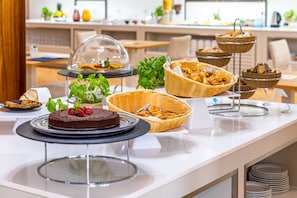 Tägliches inbegriffenes kontinentales Frühstück