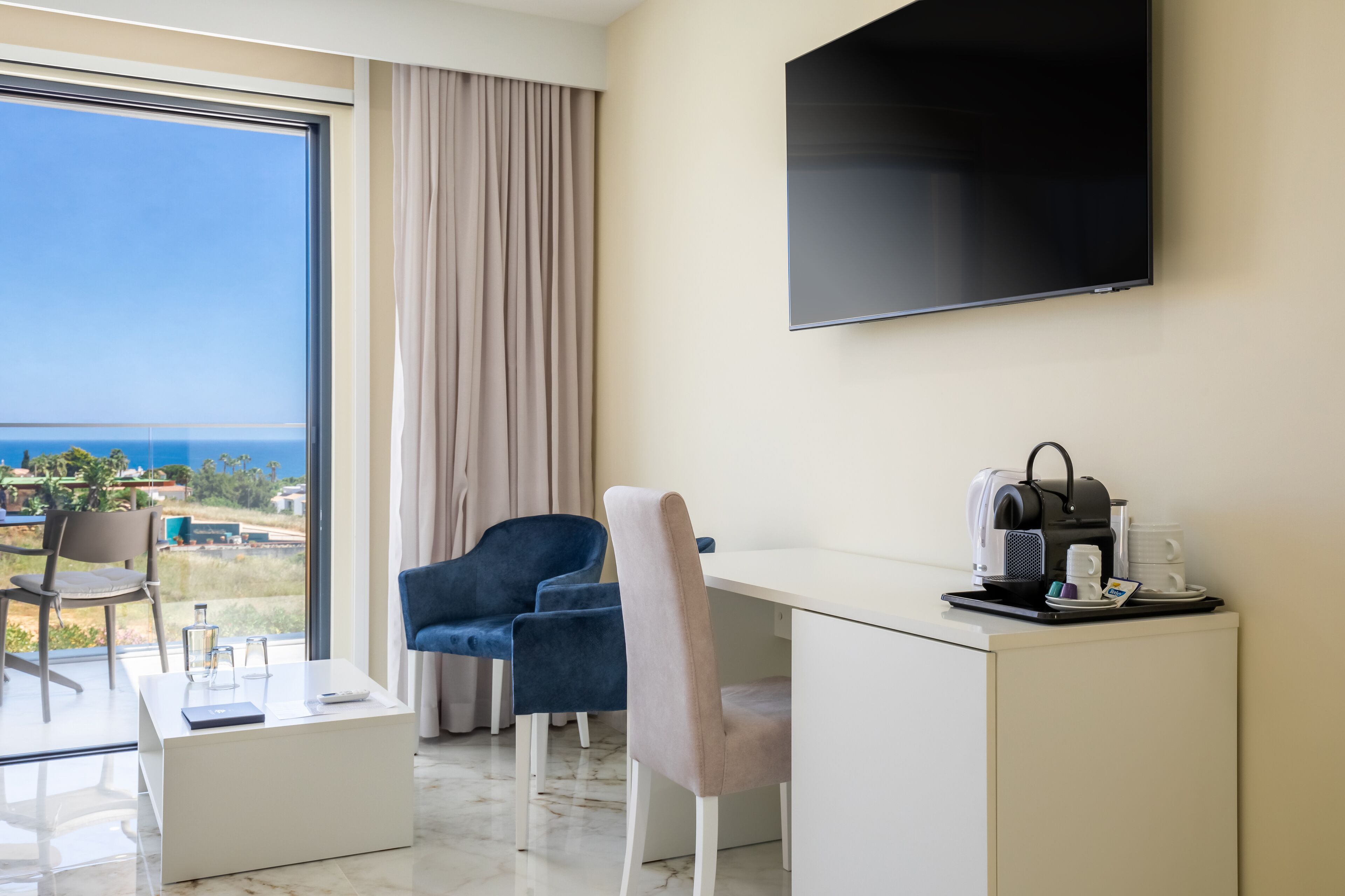 signature double room, hot tub | 1 bedroom, premium bedding, pillow-top beds, minibar