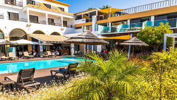 สระว่ายน้ำกลางแจ้ง