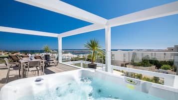 ห้องซิกเนเจอร์ดับเบิล, อ่างน้ำร้อน | ลานระเบียง/นอกชาน