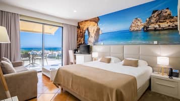 Signature Double Room, Hot Tub | Premium bedding, pillowtop beds, minibar, in-room safe