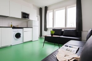 Wedding 8 | Private kitchen | Fridge, microwave, coffee/tea maker, electric kettle - Apartments elPilar Wedding (Berlin)