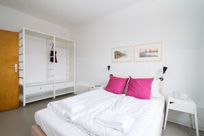 Wedding 12 | Free WiFi, bed sheets - Apartments elPilar Wedding (Berlin)